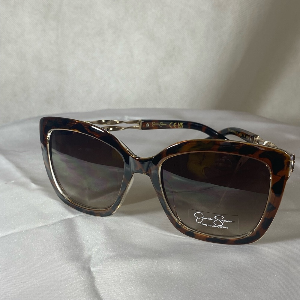 NWT Jessica Simpson Cat eyeSunglasses Tortoise Shell Rims Gold TwistArm J6203-TS